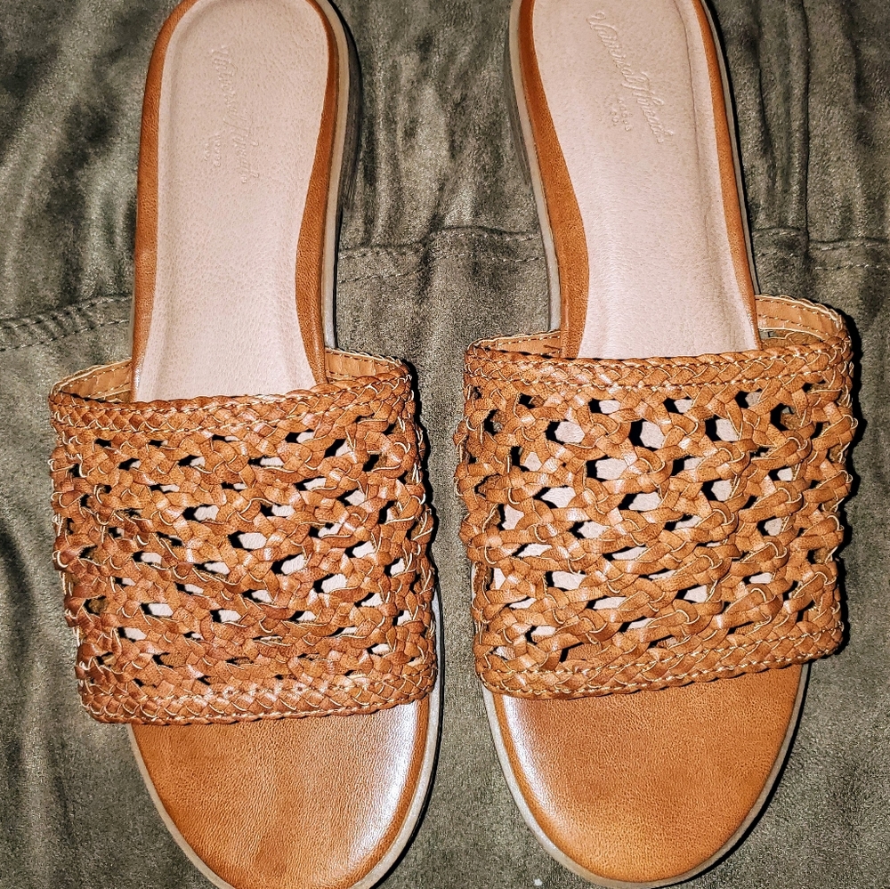 Universal Thread Sandals
